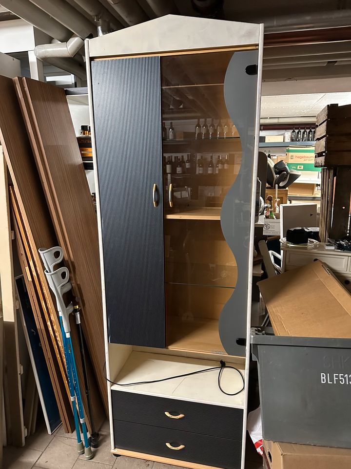 Schrank mit Glastüren / Vitrine mit Beleuchtung in Erding