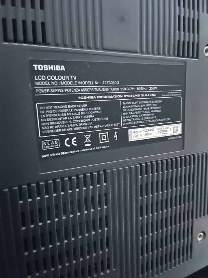 Toshiba 42 Zoll Fernseher schwarz mit Fernbedienung in Bad Camberg