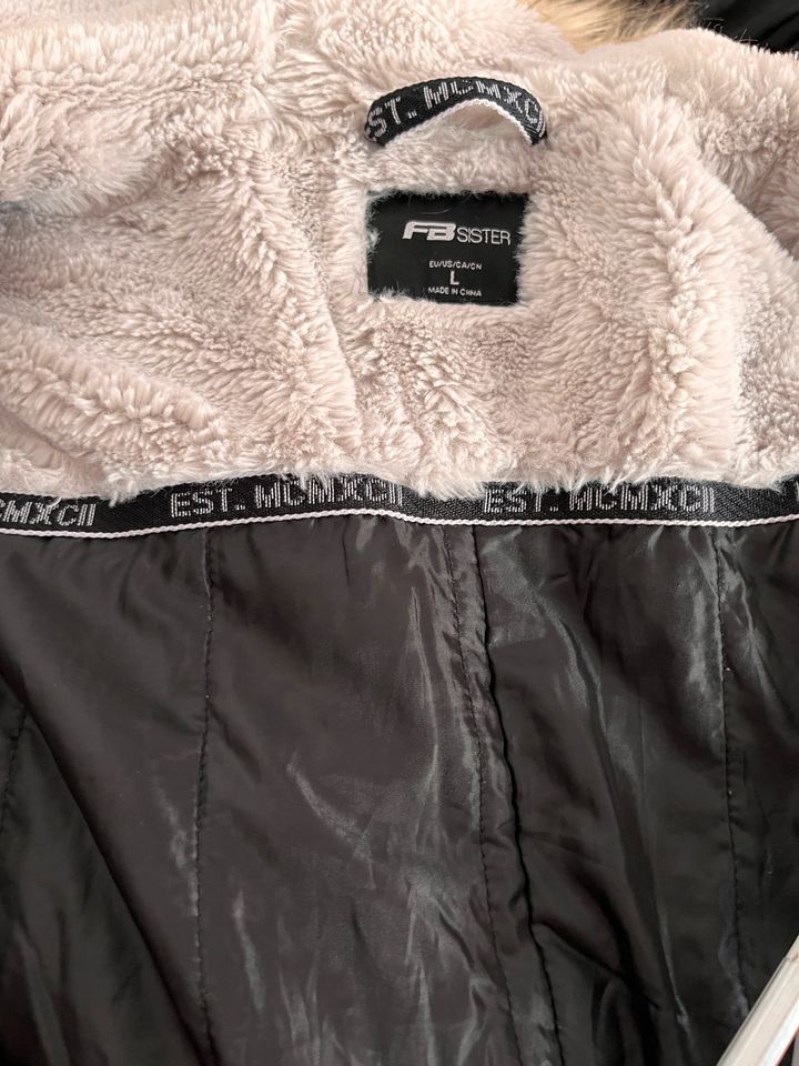 Winterjacke Größe L Neupreis 79.99 Euro in Essen