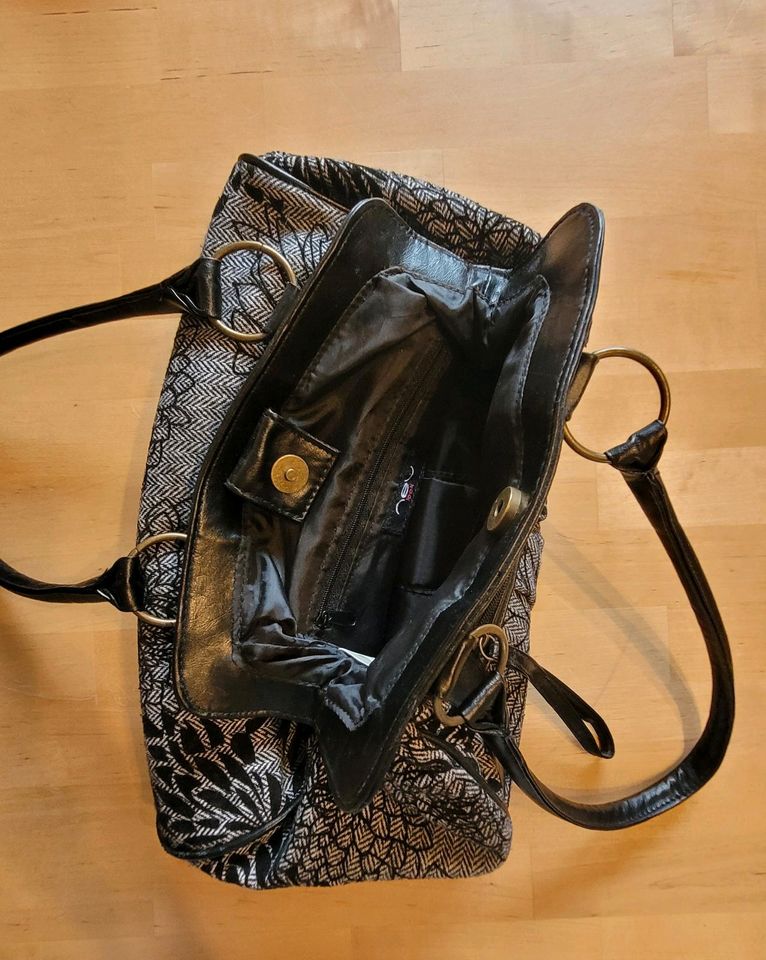 Handtasche floral grau schwarz New Look in Kesseling