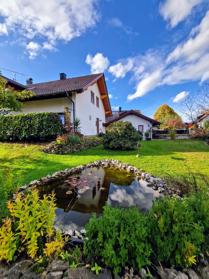 Idyllisches Zweifamilienhaus in sehr schöner Lage mit großem Garten in Neukirchen