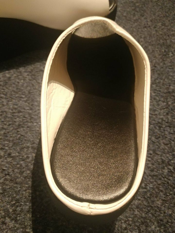 Damenschuhe Slipper Plateau Hausschuhe Gr. 36 weiß/schwarz w. NEU in Lüdenscheid