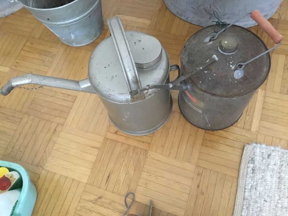 2 alte Öl Kannen Antik ,eine wurde als Gießkanne Kanne benutzt