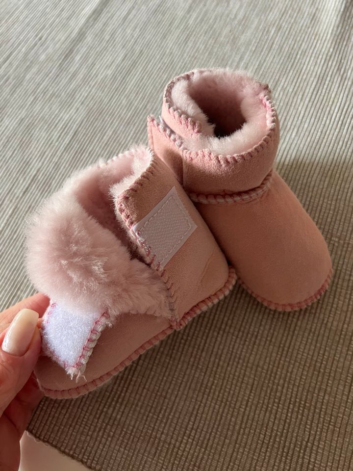 Baby Lammmfellschuhe rosa in Düsseldorf