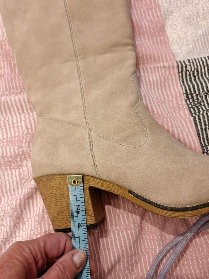 Stiefel hellbeige Gr. 40 neu in Rees