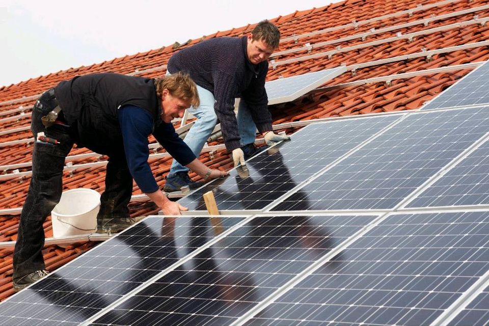 Balkonkraftwerk mit Montage 600 / 800 W, Wechselrichter Hoymiles bis zu 4 Module in black, Balkon, Wand, Dach Montage, mit Wielanddose ( Mini PV Anlage Photovoltaik ) in Leverkusen