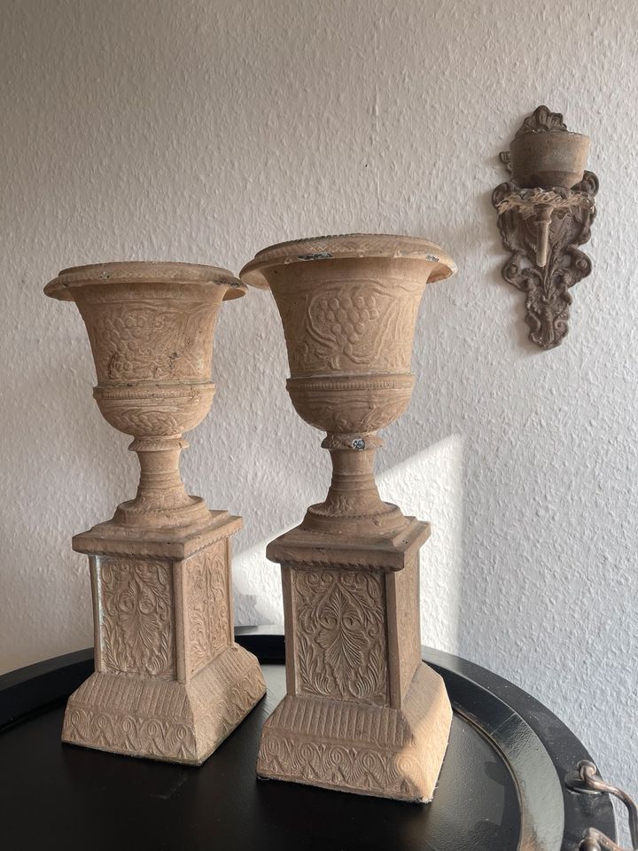 Kleine Amphoren aus Gusseisen, Vase auf Säulen,  Villa Collection in Flensburg