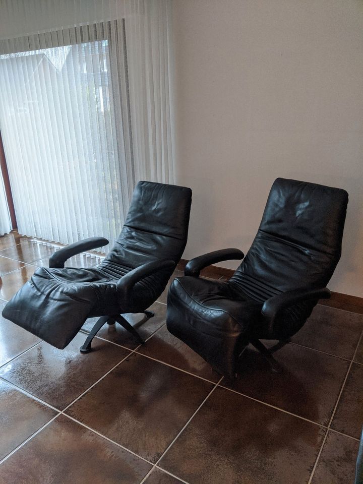 Zwei Designer-Sessel JORI (original) aus schwarzem Leder in Senden