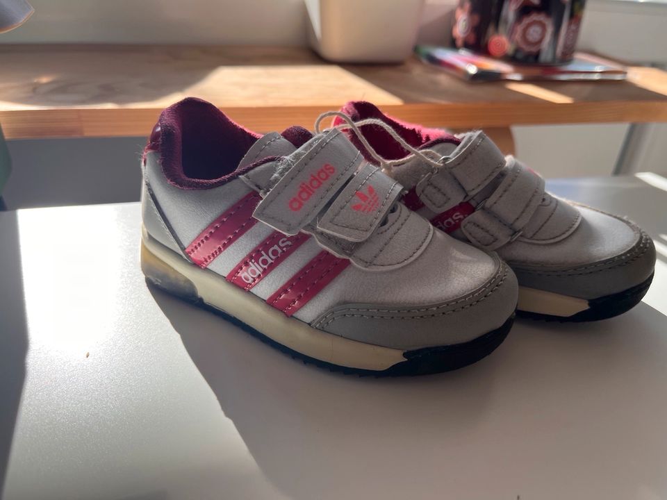 Adidas kinderschuhe 23 in Heroldstatt