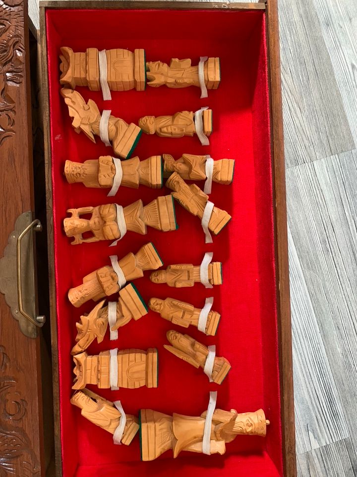 Altes Schachbrett mit Handgeschnitzten Holzfiguren in Inden