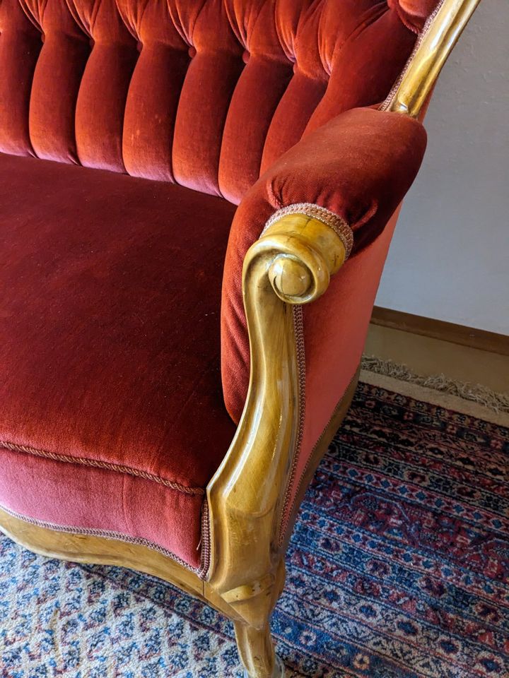 Nussbaum-Sitzgarnitur Wiener Barock – Sofa, Tisch, 4 Stühle in Warthausen