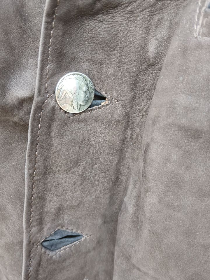 Handgemachte Lederjacke mit silbernen Indianerkopfverschlüssen in Limburg