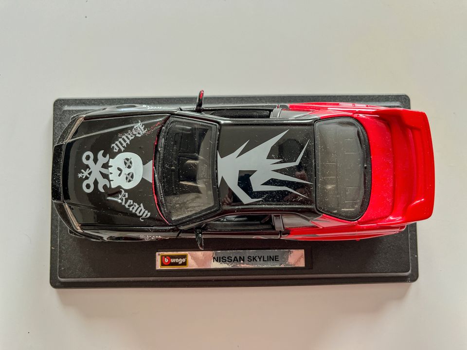 Nissan Skyline GT-R 34 Rot/Schwarz Bburago 1:24  Modellauto in Karlsruhe