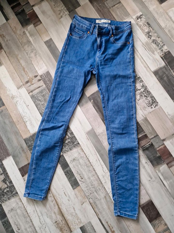 Jeans gr. 28 in Eisleben