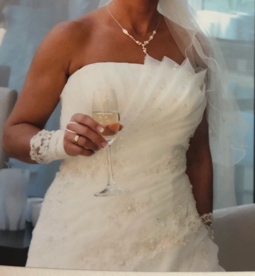 Hochzeitskleid Brautkleid mit Handschuhe und Diadem in Oberhausen