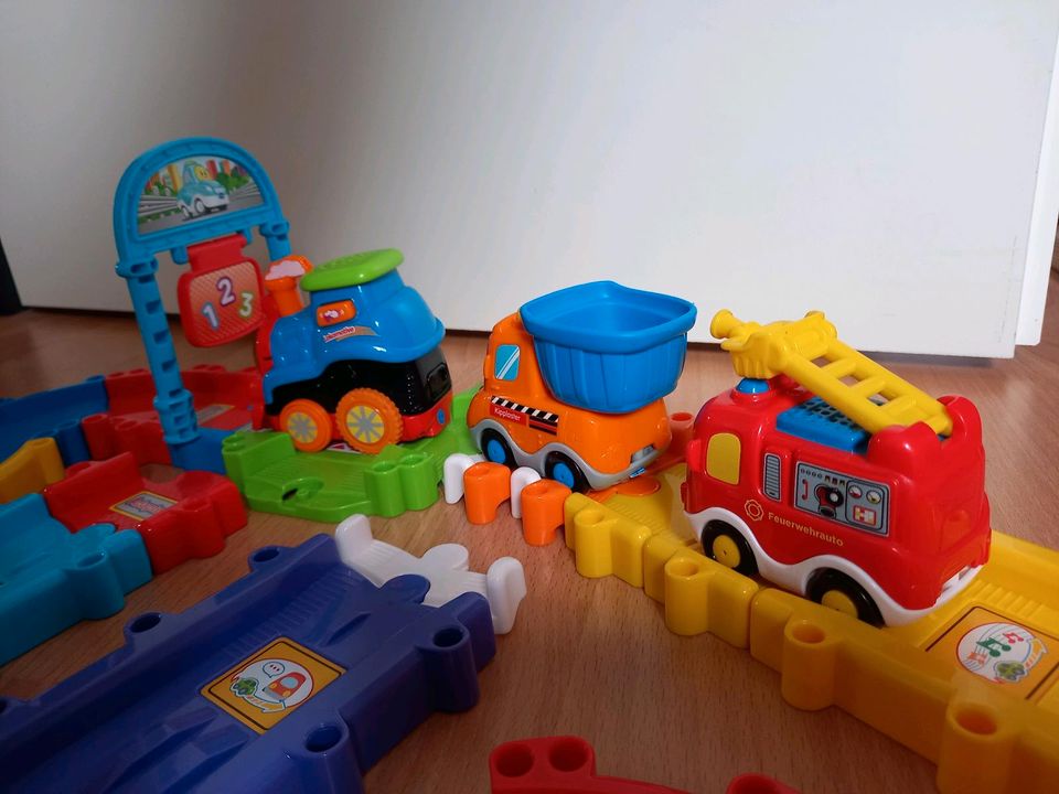 Vtech Tut Tut Bahn + 3 Flitzer in Rastede