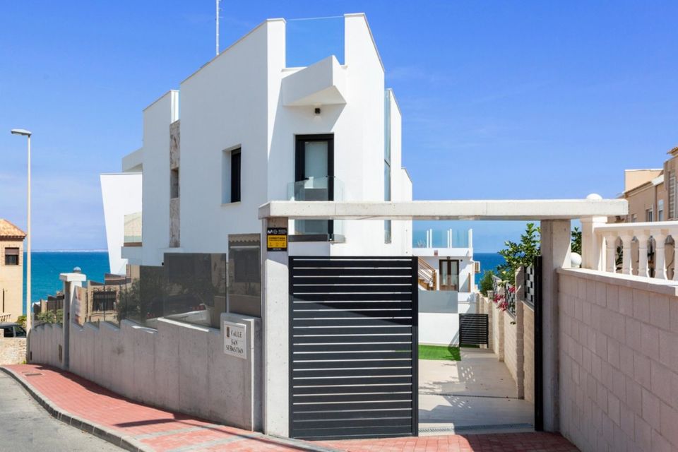 Villa am Ufer des Strandes La Mata, in Torrevieja in Berlin