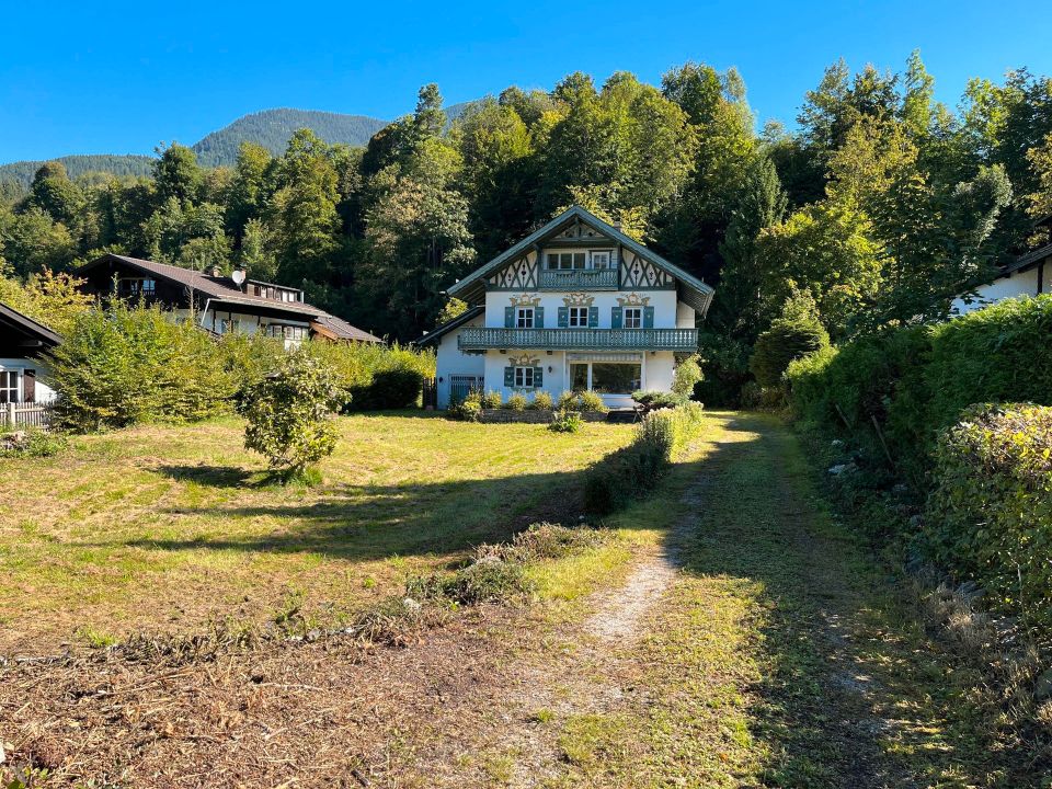 Herrschaftliche Villa mit Baugrundstück (DH bereits genehmigt) in Garmisch-Partenkirchen
