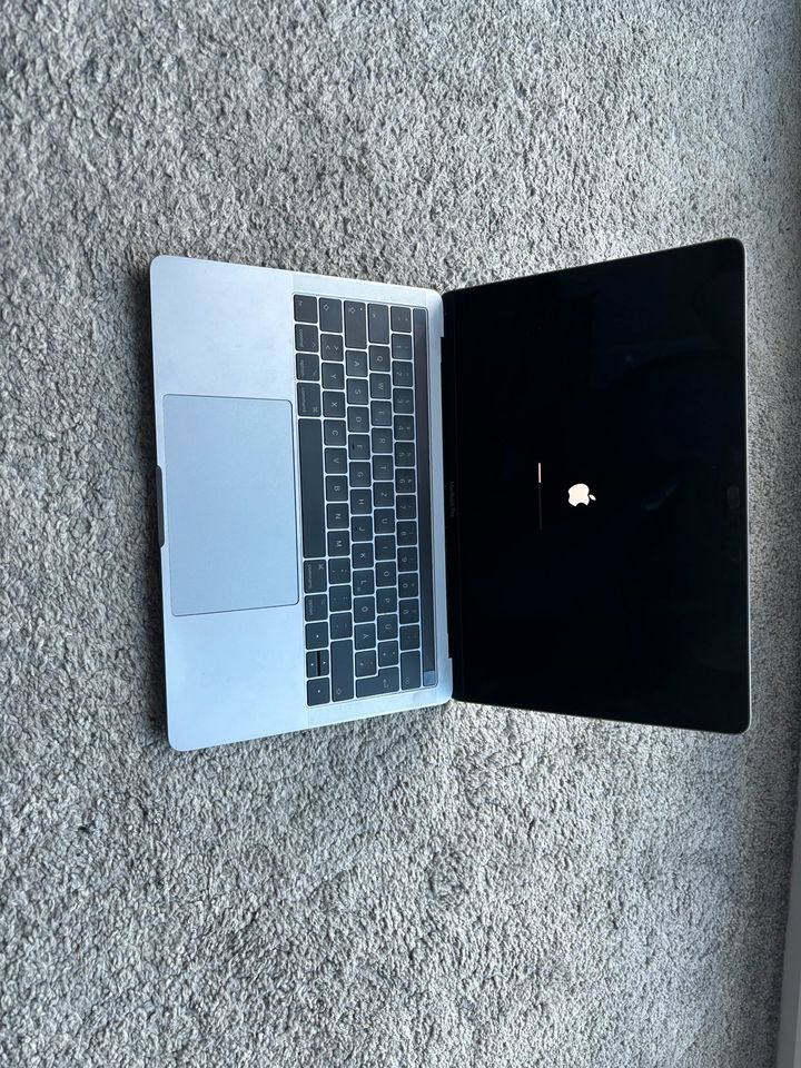 MacBook Pro (2017), 13,3“, 8GB, 256 GB SSD,Touchbar,silber in Ottendorf-Okrilla