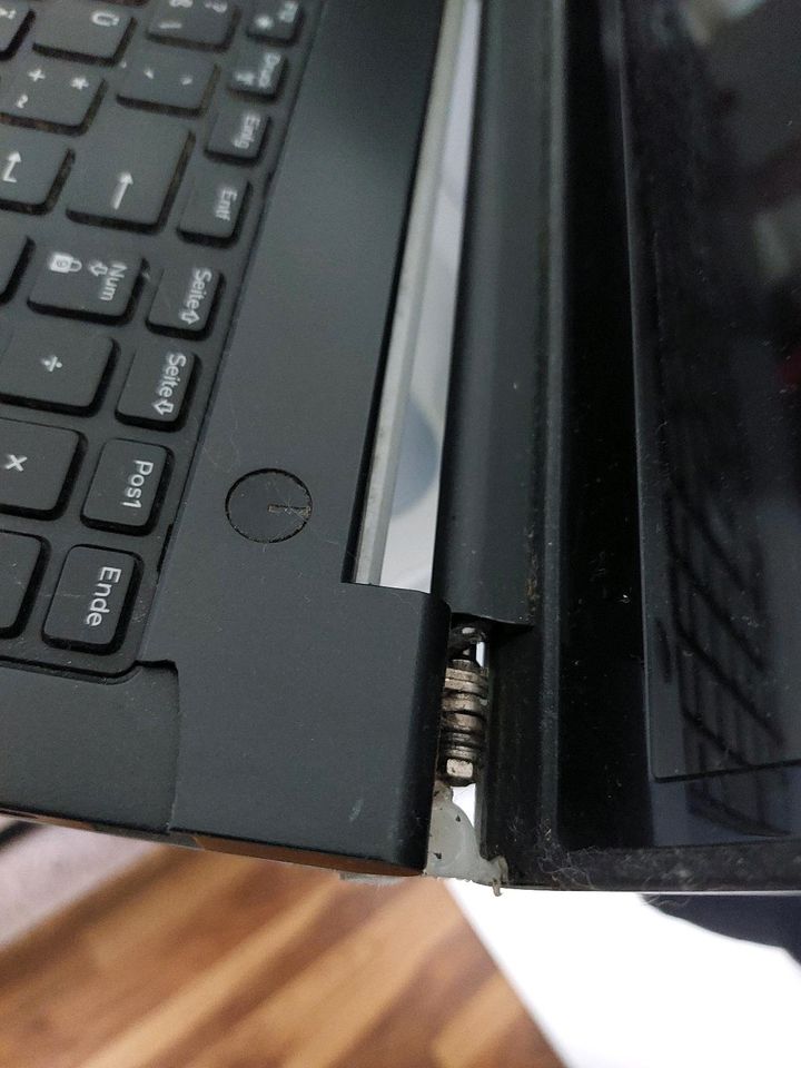 Dell Inspirion 15 - 5547 Laptop mit Gehäuse Schäden in Mönchengladbach