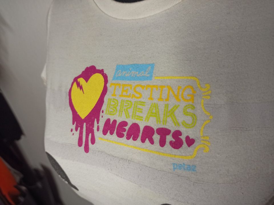 Peta Shirt gegen Tierversuche Animal Testing Breaks Hearts vegan in Neubrandenburg