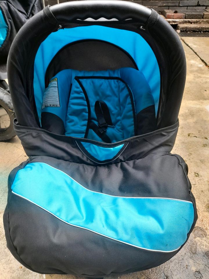 Blauer Kinderwagen mit maxy cosy in Friesoythe