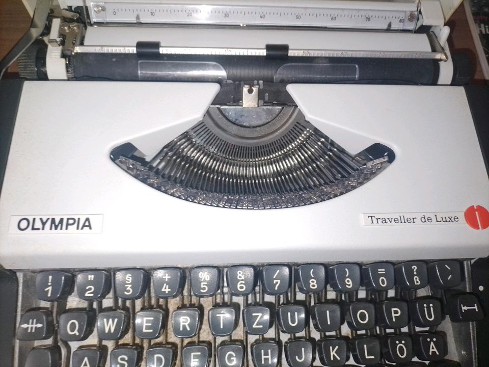Olympia Traveller de Luxe Schreibmaschine in Berlin