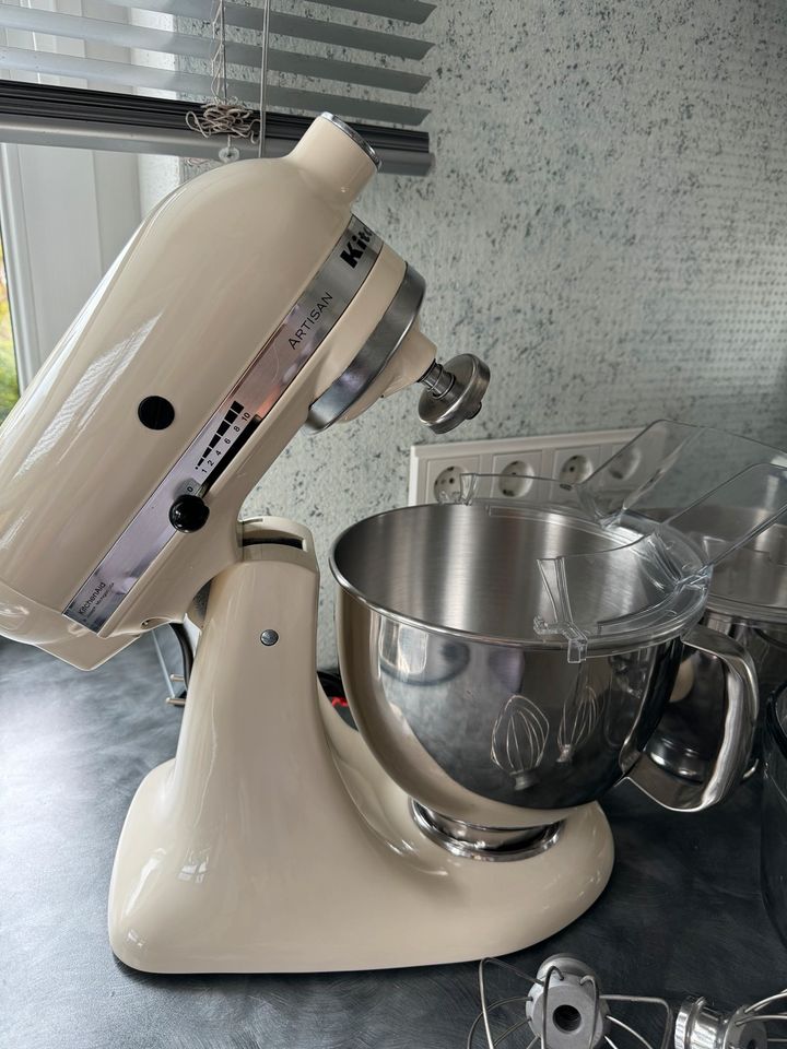 KitchenAid Artisan mit viel Zubehör in Ebhausen