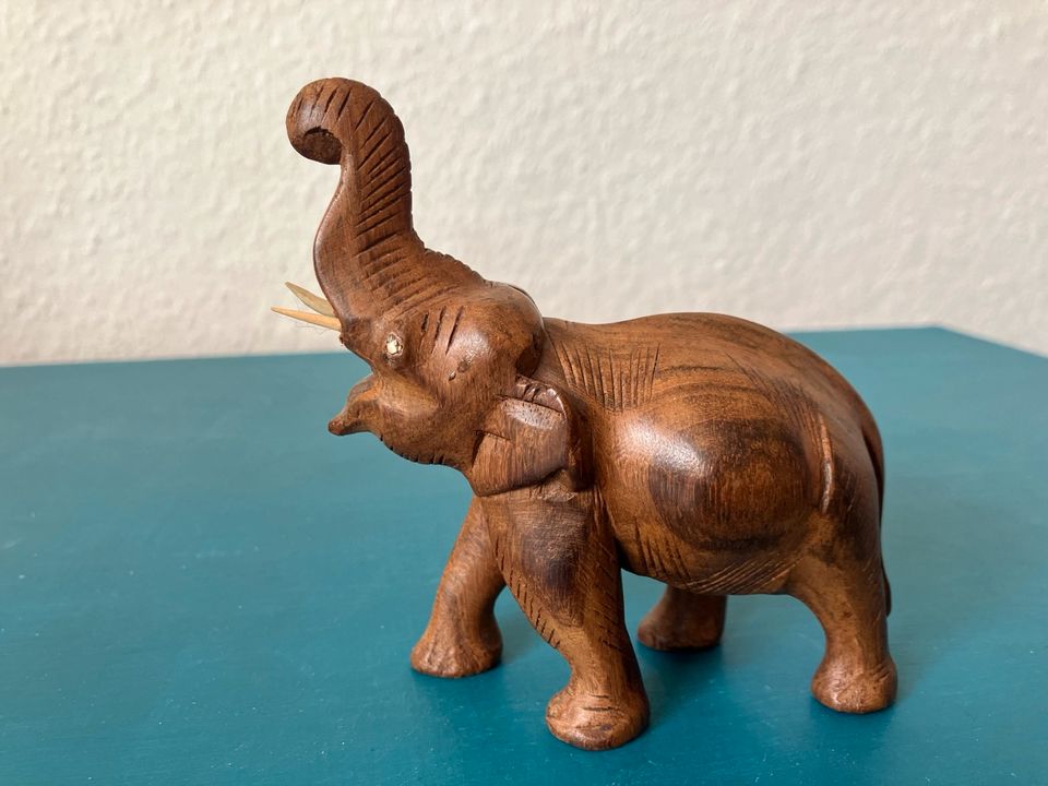 Deko Elefanten Figuren aus Holz in Bremen