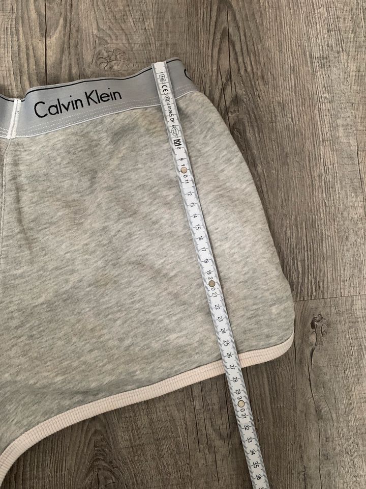 Calvin Klein Shorts grau Größe S/M in Stade