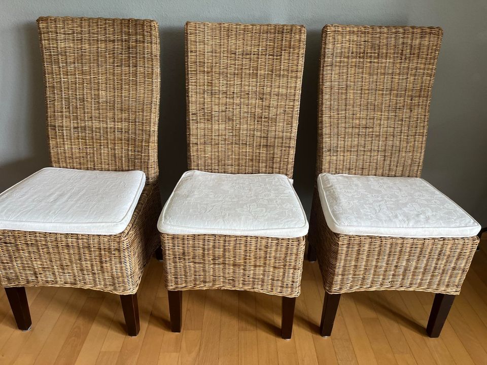 6 Hochwertige Rattan Stühle mit Sitzkissen in Dinslaken