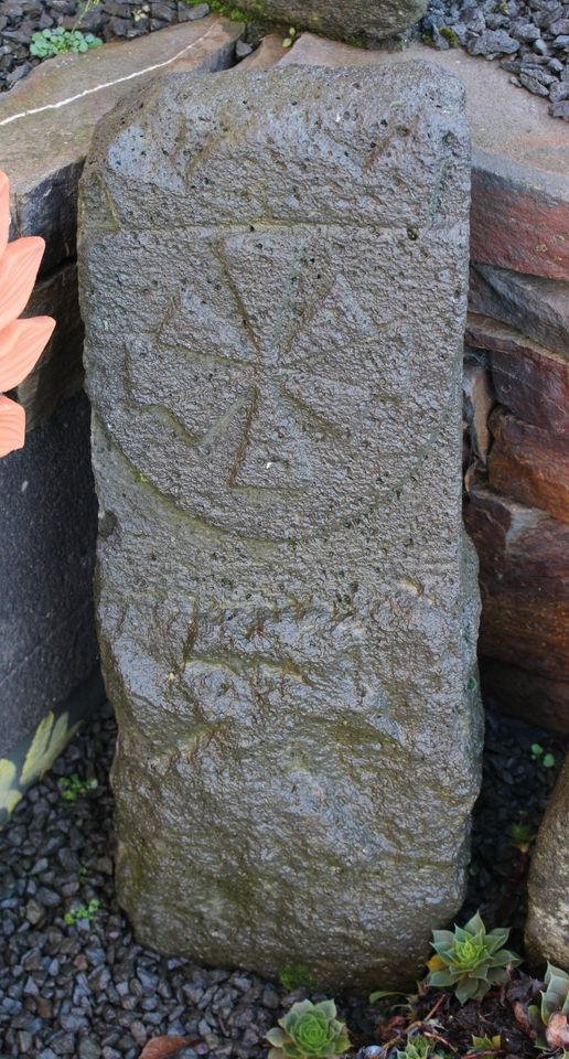 Basalt Grenzstein alt Wappen Laacher See Basaltstein handgehauen in Münstermaifeld