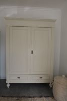 Kleiderschrank Schrank antik alt vintage shabby chic weiß grau Nordrhein-Westfalen - Hilden Vorschau