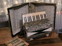 Vintage Akkordeon "Mozart" mit Original Gurte & Koffer Nordrhein-Westfalen - Moers Vorschau