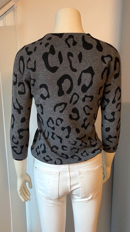 Gharani Strok Pulli 100% Kaschmir grau Animalprint Gr. M Top in Haibach Unterfr.