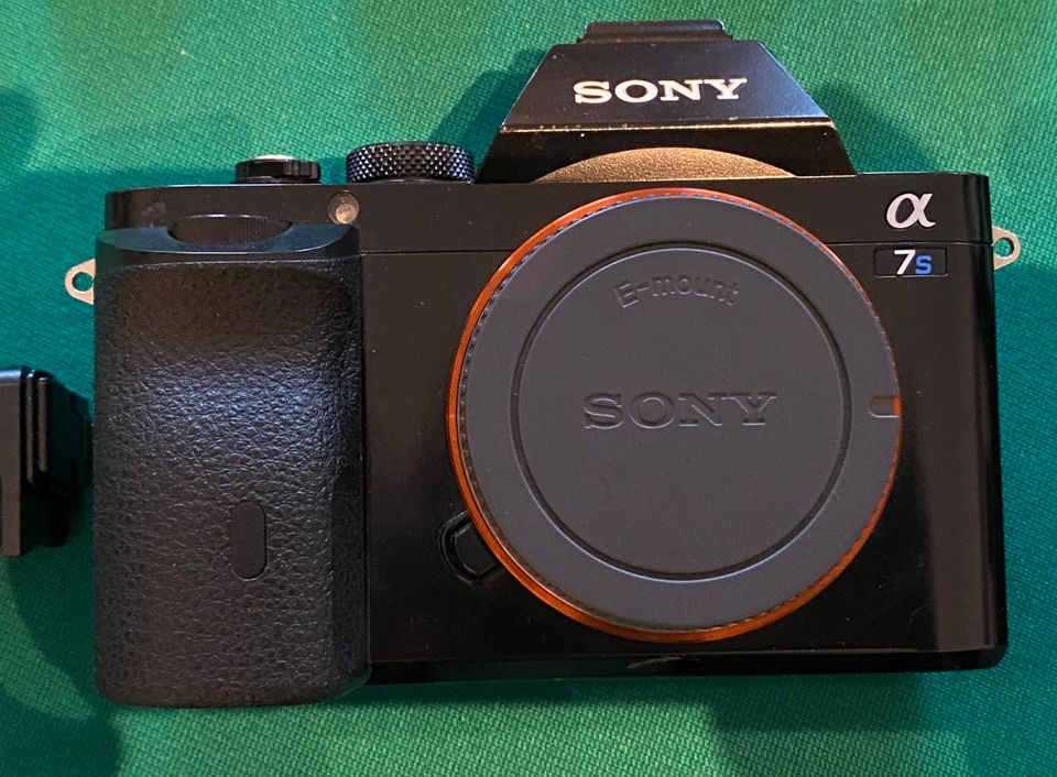 Top Angebot: Sony Alpha 7S Kamera, Vollformat, inkl. 9 Akkus in Prien