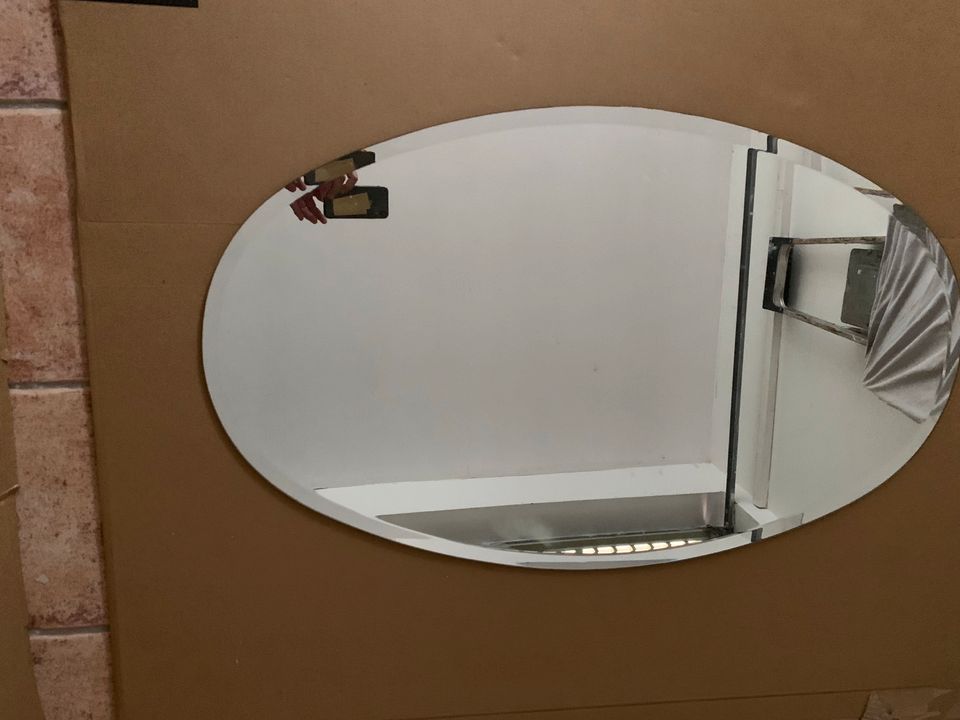 Spiegel/ Badezimmerspiegel/ oval ca. 100x60 cm in Schmalfeld