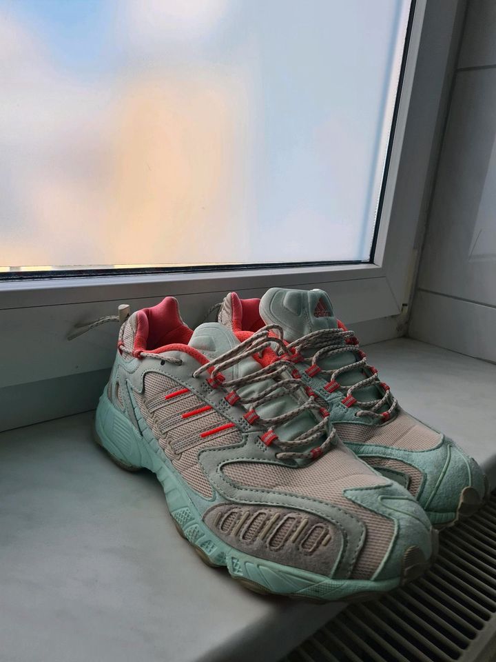 Adidas Sneaker / Schuhe Gr. 42 2/3 in Bochum