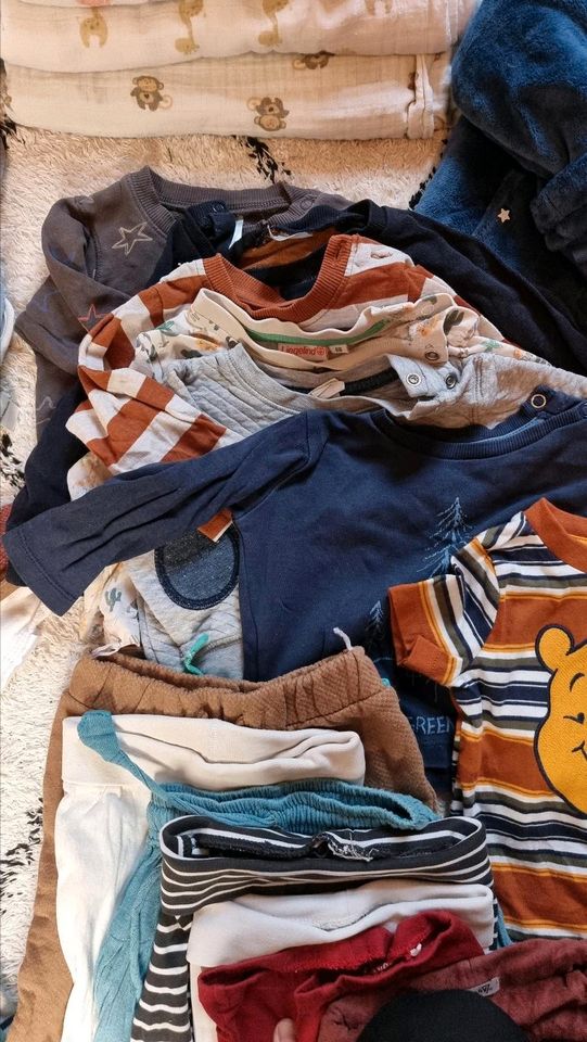 Klamottenpaket Kinder dreieckstücher langarmshirts Hosen in Berlin