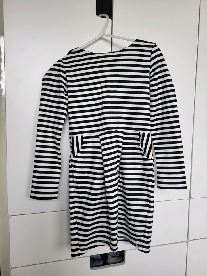 H&M Kleid Mädchen, schwarz-weiß gestreift, Gr.110/116 in Rosengarten