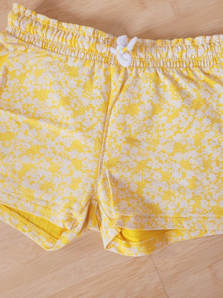 H&M Short Mädchen 122 gelb wie neu in Würzburg