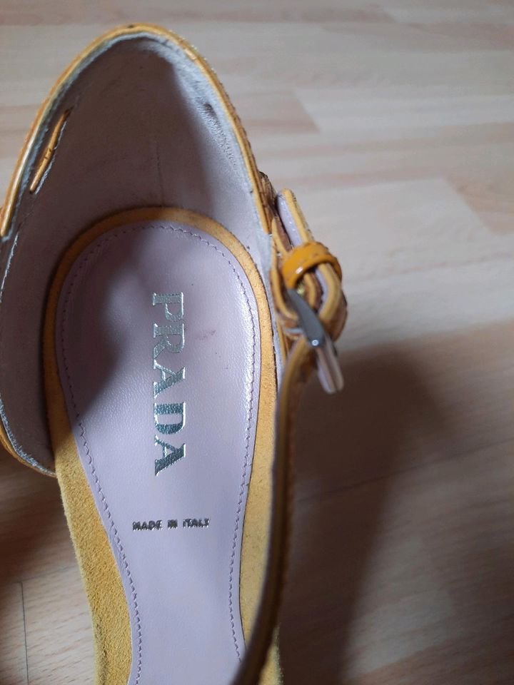 Prada Pumps Sandalen Gr. 40,5 Wildleder Lack gelb in Frankfurt am Main