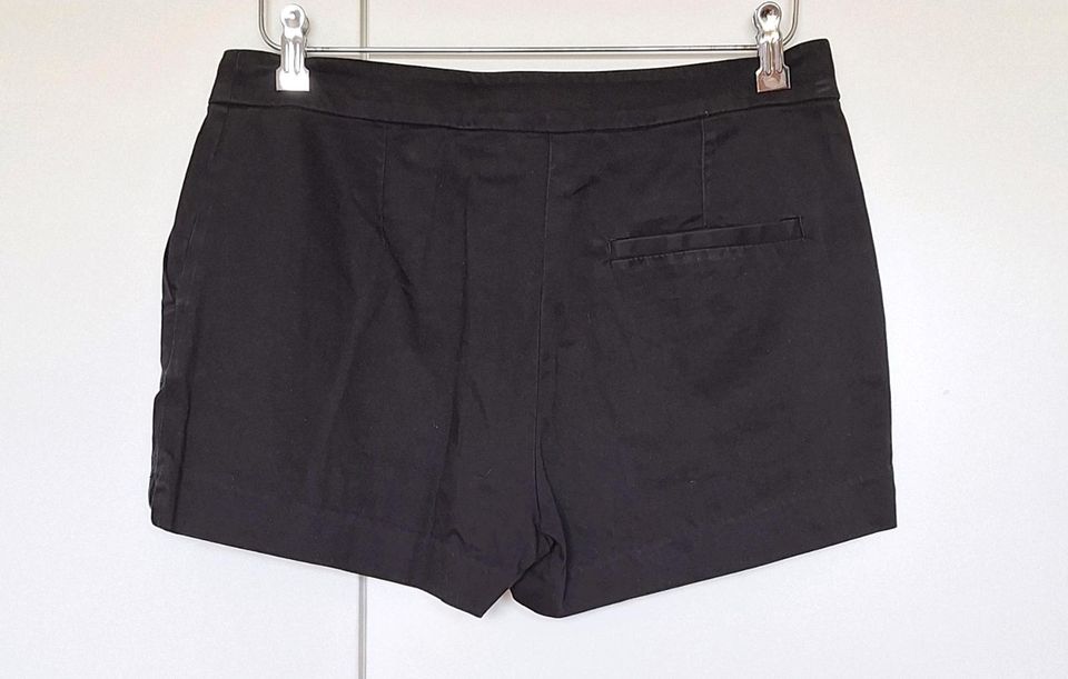 H&M Shorts Hotpants Kurze Hose Schwarz Gr. 38 in Leopoldshöhe