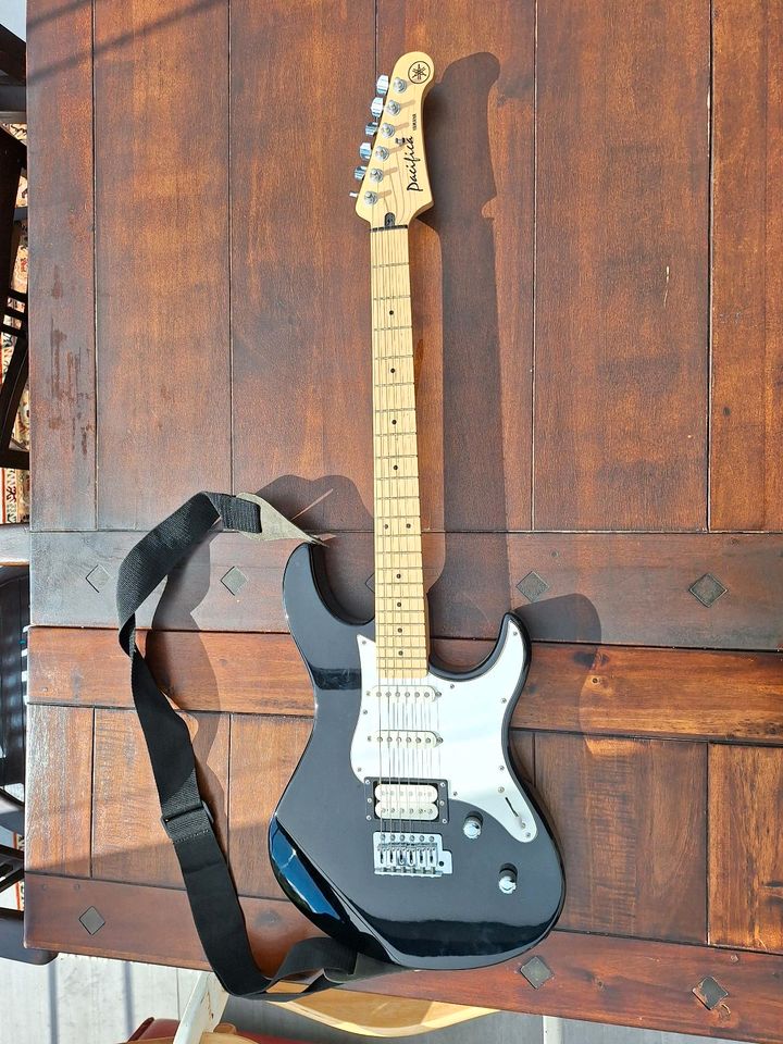 Yamaha Pazifica 112V E-Gitarre in Brühl