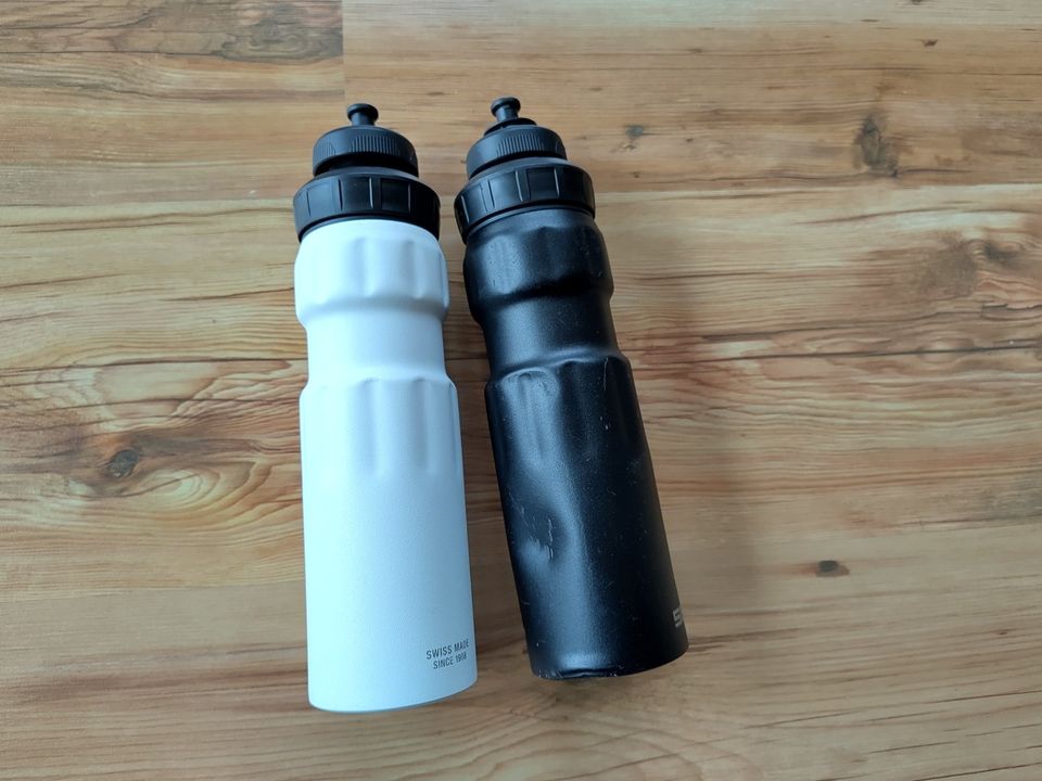2 SIGG Flaschen weiß und schwarz Trinkflaschen Fahrradflasche in Wildberg