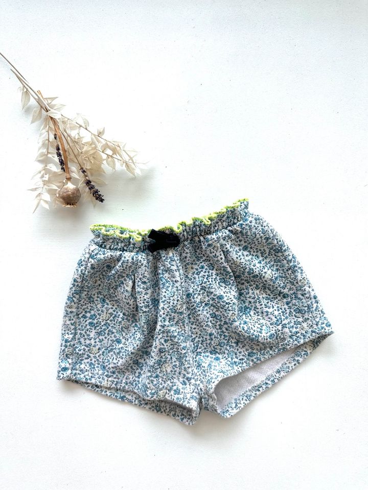 Zara Shorts mit Blumen Print in Hohenbrunn