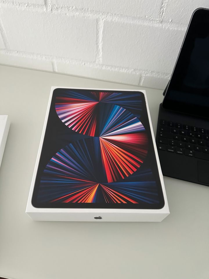 iPad Pro 5.Gen, 256 GB, WiFi und Cellular, Apple Magic Keyboard in Düsseldorf