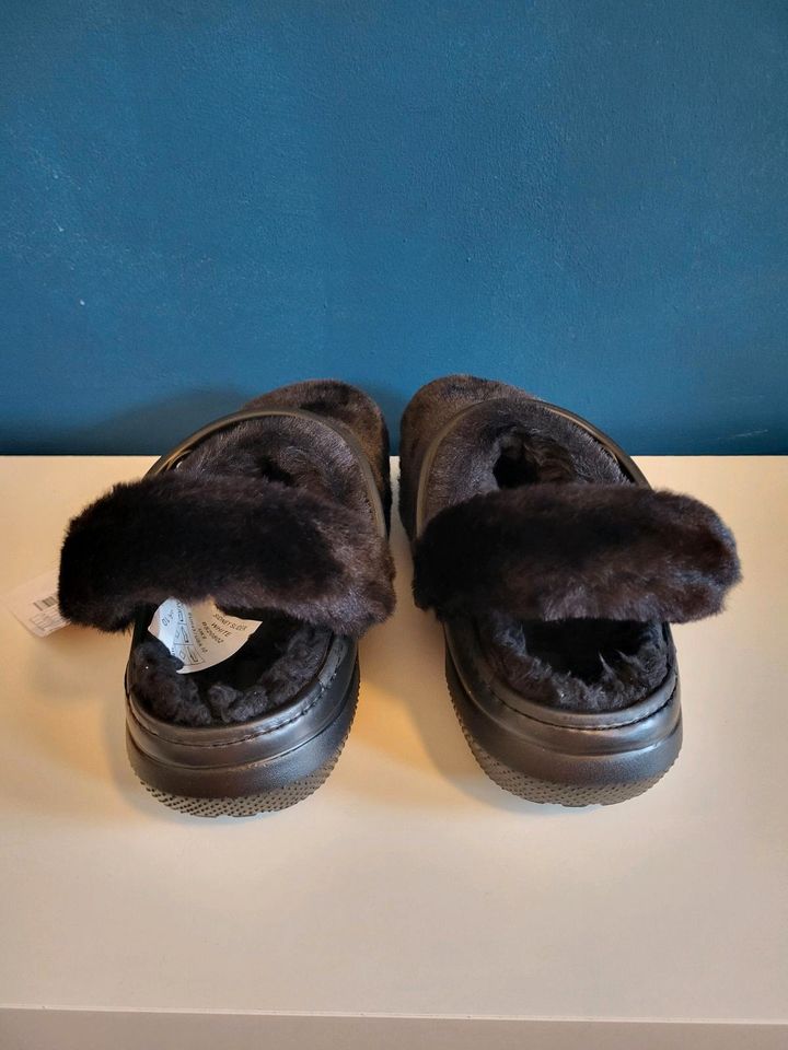 CROCS 42 / 43 Kunstfell Classic Fur Sure Clog Schwarz 207 Neu! in Berlin