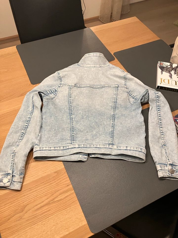 Mädchen Jeansjacke von h+m Gr. 158 in Bad Hersfeld