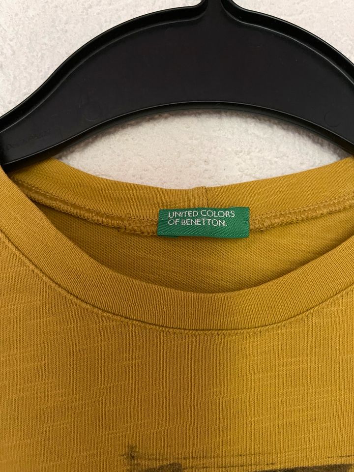 Jungen Langarmshirt von Benetton, Größe 130, gelb mit Aufdruck in Gifhorn